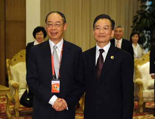 4月18日,国务院总理温家宝在海南博鳌会见前来出席博鳌亚洲论坛2009年年会的台湾两岸共同市场基金会最高顾问钱复。新华社记者 黄敬文 摄