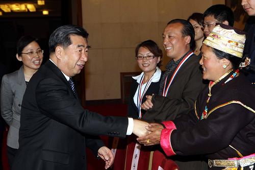 当日,中共中央政治局委员、国务院副总理回良玉在人民大会堂出席全国农村青年致富带头人表彰会。会前,回良玉接见获奖代表。 新华社记者 袁满 摄