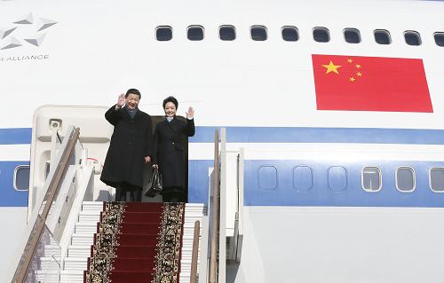 3月22日,中国国家主席习近平抵达莫斯科,开始对俄罗斯进行国事访问。这是习近平和夫人彭丽媛向前来欢迎的人们挥手致意。新华社记者 兰红光 摄