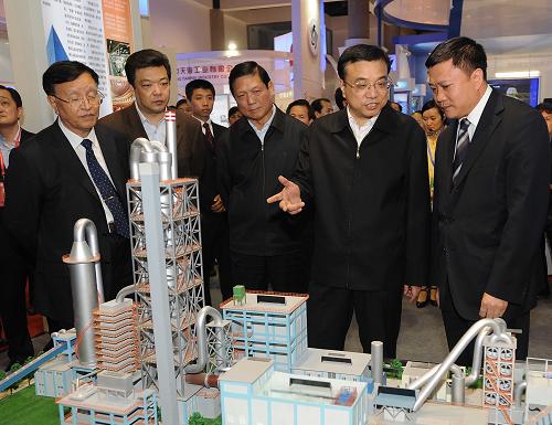 10月20日,中共中央政治局常委、国务院副总理李克强来到北京展览馆,参观正在这里举办的2008中国北京国际节能环保展览会。新华社记者 高洁 摄
