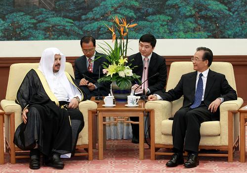 6月13日,国务院总理温家宝在北京人民大会堂会见沙特阿拉伯王国协商会议主席阿卜杜拉。 新华社记者 庞兴雷 摄
