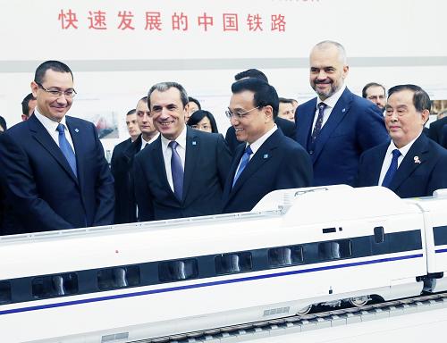 11月26日,中国国务院总理李克强在罗马尼亚布加勒斯特与中东欧国家领导人共同参观中国铁路等基础设施及装备制造展。新华社记者 姚大伟 摄