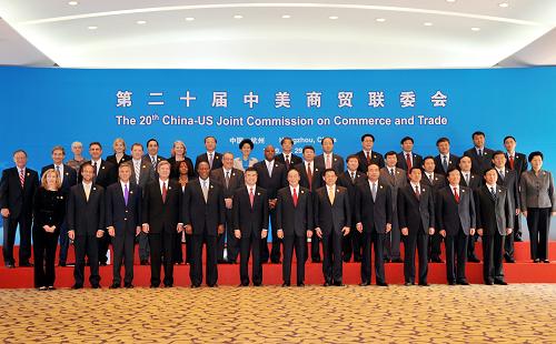 10月29日,第二十届中美商贸联委会在杭州开幕。中国国务院副总理王岐山与美国商务部部长骆家辉、美国贸易代表柯克共同主持会议。这是参加会议的中美双方代表在会谈前合影。 新华社记者 王定昶 摄