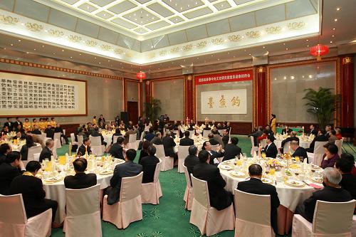 国务院参事中央文史研究馆馆员 迎春招待会在京举行 1月19日,国务院参事、中央文史研究馆馆员2009年迎春招待会在北京举行,全国人大常委会副委员长周铁农,国务委员兼国务院秘书长马凯,全国政协副主席、中央统战部部长杜青林、全国政协副主席白立忱出席招待会,与参事、馆员欢聚一堂,喜迎新春。 新华社记者 庞兴雷 摄