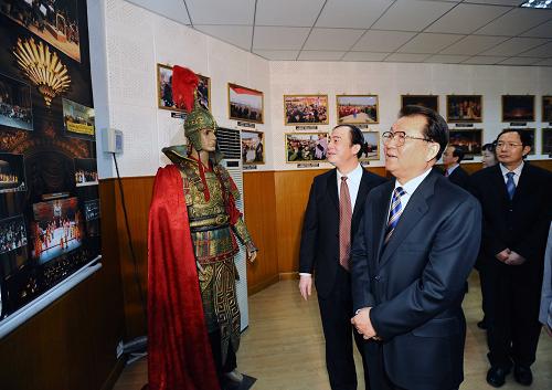 这是李长春在参观中央歌剧院艺术发展历史图片展。 新华社记者李涛摄
