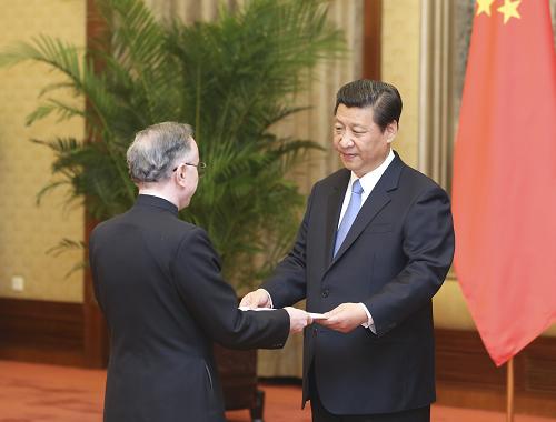 4月22日,国家主席习近平在北京人民大会堂接受巴基斯坦新任驻华大使哈立德、马拉维新任驻华大使马卡瓦、黎巴嫩新任驻华大使阿布德、苏丹新任驻华大使奥马尔、赞比亚新任驻华大使丰达丰达、利比亚新任驻华大使布沙里、菲律宾新任驻华大使巴西里奥、西班牙新任驻华大使瓦伦西亚、葡萄牙新任驻华大使佩雷拉递交的国书。这是习近平接受巴基斯坦新任驻华大使哈立德递交的国书。新华社记者 丁林 摄