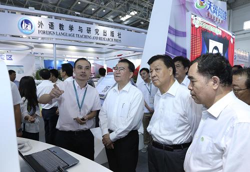 8月29日,中共中央政治局常委李长春来到北京中国国际展览中心新馆,参观第十九届北京国际图书博览会。这是李长春在中国电信天翼阅读展台听取数字阅读情况介绍。新华社记者 庞兴雷 摄