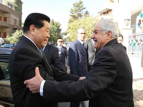 10月31日,全国政协主席贾庆林在大马士革与叙利亚全国进步阵线副主席卡达哈举行会谈。这是贾庆林同卡达哈在会谈前握手。新华社记者 丁林 摄