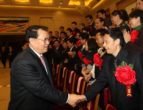 11月7日,中国记者节来临之际,第十八届中国新闻奖、第九届长江韬奋奖颁奖报告会在北京举行。中共中央政治局常委李长春出席并讲话。这是会议开始前,李长春会见获奖者。新华社记者 兰红光 摄