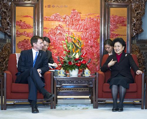 12月2日,中国国务院副总理刘延东在北京会见来访的中英高级别人文交流机制英方主席、英国卫生大臣杰米里·亨特一行。新华社记者 王晔 摄