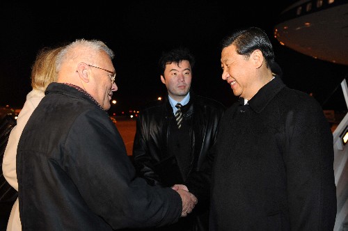 习近平抵达布达佩斯开始对匈牙利进行正式访问 10月15日,中国国家副主席习近平抵达布达佩斯,开始对匈牙利进行正式访问。匈牙利外长鲍拉日到机场迎接习近平副主席。 新华社记者饶爱民摄