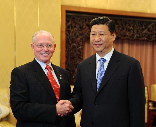 9月8日,国家副主席习近平在钓鱼台国宾馆会见前来出席北京残奥会开幕式及相关活动的美国总统代表团团长、退伍军人事务部长皮克。新华社记者 饶爱民 摄