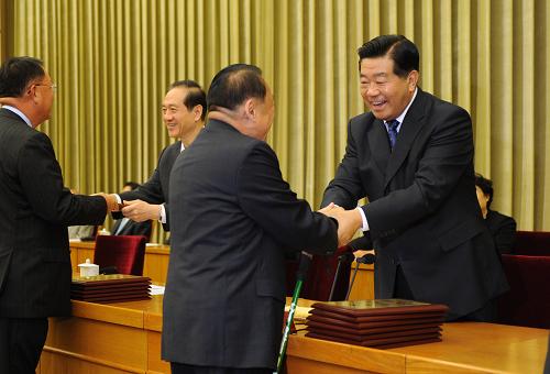 9月24日,中国和平统一促进会第八届理事大会在京闭幕。中共中央政治局常委、全国政协主席贾庆林再次当选为中国和平统一促进会会长。这是闭幕会上,贾庆林向新当选的港澳、海外理事颁发证书。 新华社记者 李学仁 摄