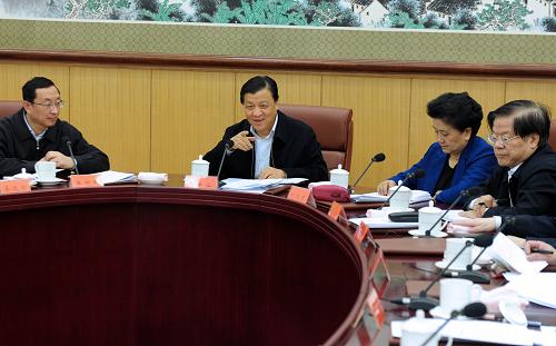 1月13日,中央文化体制改革和发展工作领导小组召开第一次全体会议,深入学习贯彻党的十七届六中全会精神和全国宣传部长会议精神,总结2011年文化体制改革和发展工作,部署2012年文化体制改革和发展工作,部署落实国家“十二五”时期文化改革发展规划纲要。中共中央政治局委员、中央书记处书记、中宣部部长刘云山主持会议并讲话,中共中央政治局委员、国务委员刘延东出席会议并讲话。 新华社记者 张铎 摄