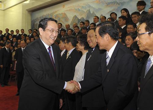 5月21日,中共中央政治局常委、全国政协主席俞正声在北京人民大会堂会见参加全国台湾同胞投资企业联谊会第三届会员代表大会的台商代表,并发表讲话。新华社记者 饶爱民 摄