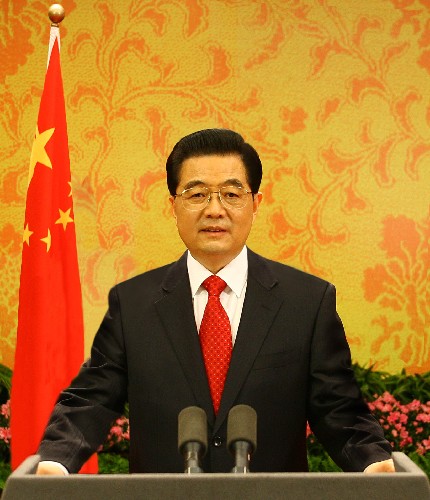 新年前夕,国家主席胡锦涛通过中国国际广播电台、中央人民广播电台和中央电视台,发表题为《共同推进人类和平与发展的崇高事业》的新年贺词。 新华社记者 鞠鹏 摄