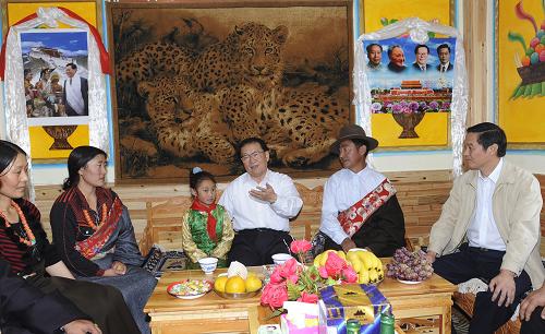 这是6月28日,李长春来到松潘县川主寺镇牧场村牧民亚戈家,考察牧民定居工程。 新华社记者 江宏景 摄