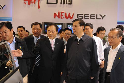 9月25日,中共中央政治局委员、国务院副总理张德江参观第三届中国国际汽车零部件博览会。新华社记者 丁林 摄