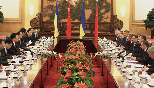 9月2日,中国国家主席胡锦涛在北京人民大会堂同乌克兰总统亚努科维奇举行会谈。新华社记者 马占成 摄