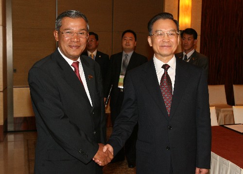 11月19日,中国国务院总理温家宝在新加坡会见柬埔寨首相洪森。