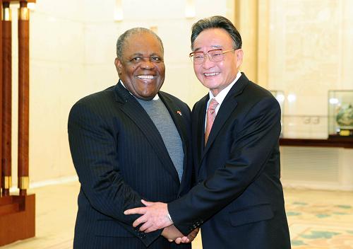 10月26日,中国全国人大常委会委员长吴邦国在北京人民大会堂会见巴哈马总理英格拉哈姆。 新华社记者 张铎 摄