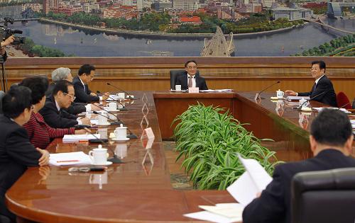 吴邦国主持召开十一届全国人大常委会第八十次委员长会议 4月11日,全国人大常委会委员长吴邦国在北京人民大会堂主持召开十一届全国人大常委会第八十次委员长会议。 新华社记者樊如钧摄