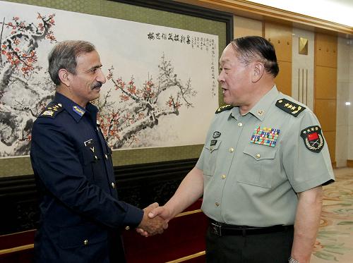 6月4日,中国国务委员兼国防部长梁光烈在北京八一大楼会见来访的巴基斯坦空军参谋长巴特。新华社记者 丁林 摄
