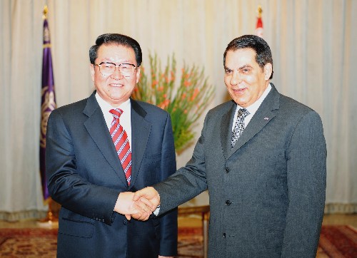 当地时间3月31日,正在突尼斯访问的中共中央政治局常委李长春会见突尼斯总统本·阿里。 新华社记者 马占成摄