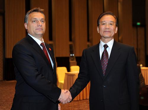 10月31日,中共中央政治局常委、国务院总理温家宝在上海会见来华出席上海世博会高峰论坛和世博会闭幕式的匈牙利总理欧尔班。新华社记者 张铎 摄