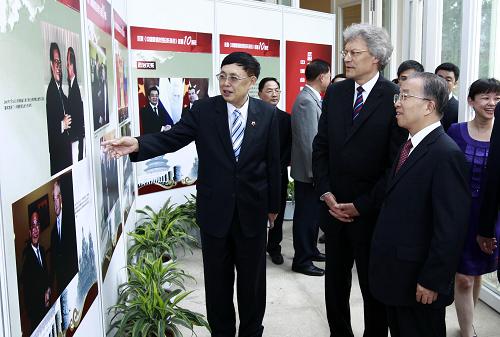 7月15日,中俄友好、和平与发展委员会,中国人民对外友好协会,中国俄罗斯友好协会在北京举办《中俄睦邻友好合作条约》签署10周年庆祝酒会暨中俄合作成就图片展。 这是酒会前,中国国务委员戴秉国(前右一),俄罗斯驻华大使拉佐夫,中国人民对外友好协会、中国俄罗斯友好协会会长陈昊苏(左一)参观中俄合作成就图片展。新华社记者 庞兴雷 摄