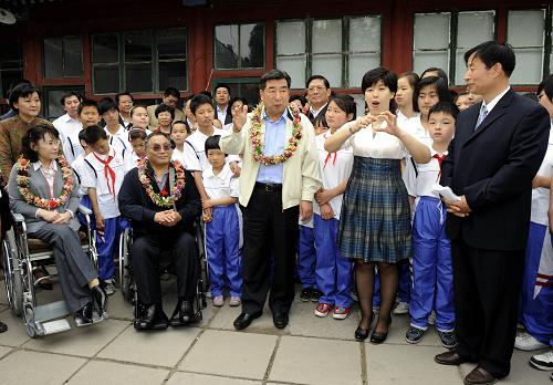 5月15日,在“全国助残日”来临之际,中共中央政治局委员、国务院副总理、国务院残疾人工作委员会主任回良玉,来到北京市第二聋人学校,看望慰问师生员工,考察特殊教育工作,向全国广大残疾人、残疾人亲属和残疾人工作者致以节日的问候和良好的祝愿。新华社记者 张铎 摄