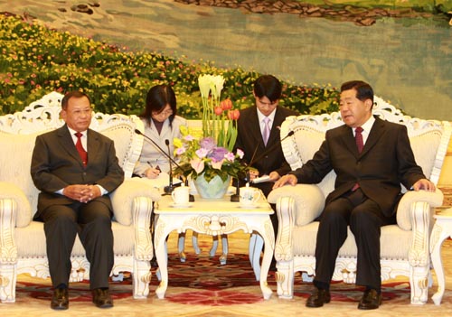 12月10日,中共中央政治局常委、全国政协主席贾庆林在北京人民大会堂会见以中央常委、中央日常工作小组组长、国会第二副主席赛冲为团长的柬埔寨人民党代表团。新华社记者 庞兴雷 摄