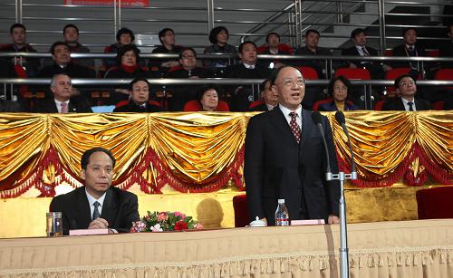 第24届世界大学生冬季运动会落下帷幕 2月28日,第24届世界大学生冬季运动会在哈尔滨闭幕。这是国家体育总局局长刘鹏(右)宣布第24届世界大学生冬季运动会闭幕。 新华社记者兰红光摄