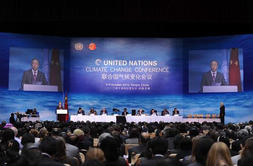 10月4日,中国政府承办的联合国气候变化框架公约有关工作组会议在天津举行。这是中国首次承办联合国框架下的气候变化正式谈判会议。国务委员戴秉国在开幕式上讲话。新华社记者 岳月伟 摄
