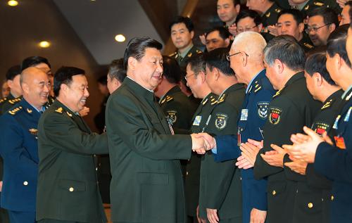 11月18日,中共中央总书记、国家主席、中央军委主席习近平在北京接见出席全军军事斗争后勤准备工作会议的代表。这是习近平等与代表们亲切握手、致以诚挚问候。(新华社记者 李刚 摄)