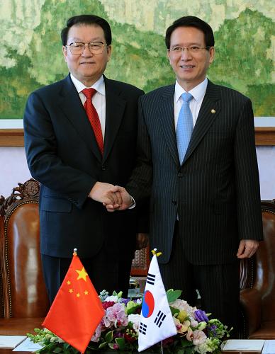 4月7日,中共中央政治局常委李长春在首尔会见韩国国会议长金炯旿。新华社记者 刘建生 摄