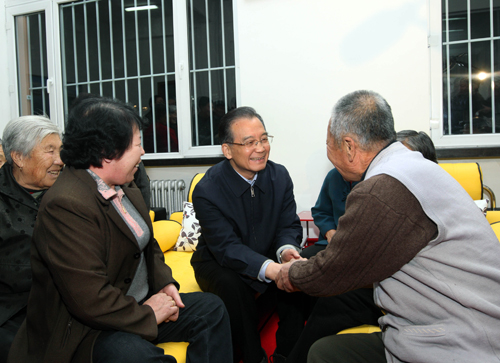 这是1月1日,温家宝在大庆市黎明社区的老年人照料室和大家聊起家常。新华社记者 兰红光 摄