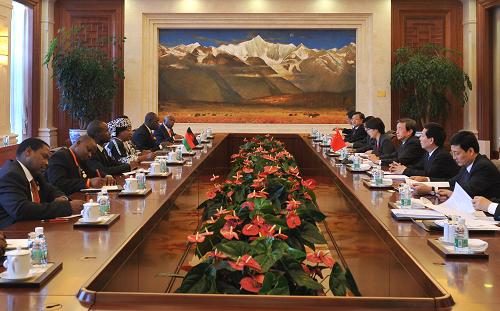6月5日,中国国务院副总理马凯在昆明会见来华出席首届中国-南亚博览会的马拉维总统班达。新华社记者 蔺以光 摄