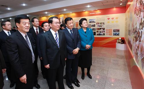 12月17日,中共中央政治局常委李长春来到中国传媒大学,就加强国际传播后备人才培养工作进行调研。中共中央政治局委员、书记处书记、中宣部部长刘云山,中共中央政治局委员、国务委员刘延东一同调研。这是李长春等领导同志参观“传媒为我扬帆,我为传媒领航”主题展览。新华社记者 庞兴雷 摄