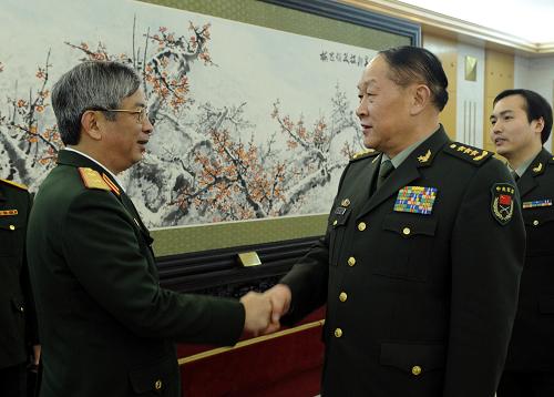 3月1日,中国国务委员兼国防部长梁光烈在北京八一大楼会见越南国防部副部长阮志咏。 新华社记者 李学仁 摄