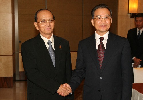 11月19日,中国国务院总理温家宝在新加坡会见缅甸总理登盛。
