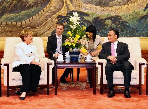 吴邦国会见匈牙利国会主席西利 6月6日,全国人大常委会委员长吴邦国在北京人民大会堂会见匈牙利国会主席西利。 新华社记者李涛摄