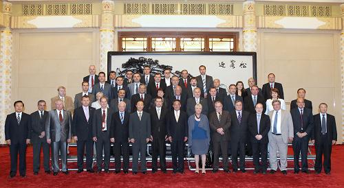 5月26日,中共中央政治局常委、全国人大常委会委员长吴邦国在北京人民大会堂会见来华出席中欧政党高层论坛的欧方政党领导人。 新华社记者 马占成 摄