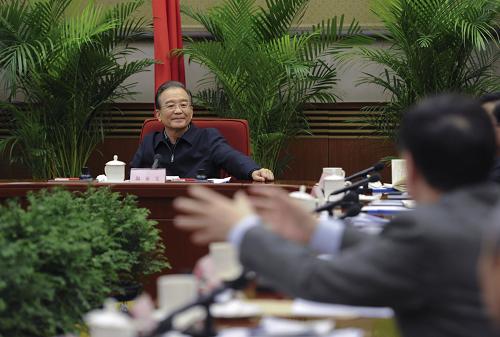 1月24日至29日,国务院总理温家宝在中南海主持召开三次座谈会,听取各界人士对《政府工作报告(征求意见稿)》的意见和建议。这是1月24日,温家宝与专家学者和企业界人士座谈。新华社记者 谢环驰 摄