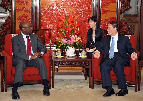 2月4日,中国国务院副总理王岐山在北京中南海会见非洲开发银行行长唐纳德·卡贝鲁卡。 新华社记者 饶爱民 摄