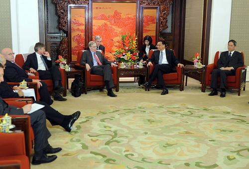 10月23日,中国国务院副总理李克强在北京中南海紫光阁会见来华访问的美国前总统国家安全事务助理哈德利、前常务副国务卿斯坦伯格和阿米蒂奇、前助理国防部长约瑟夫·奈。新华社记者 张铎 摄