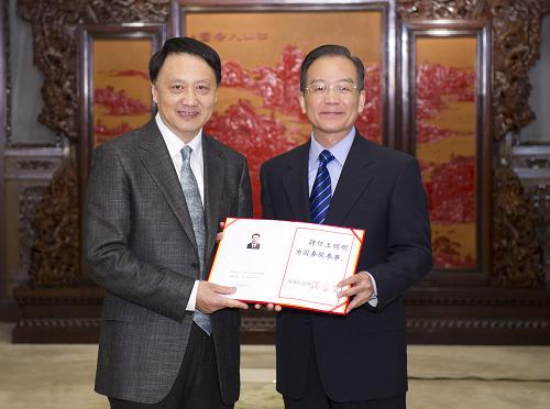 这是温家宝向新聘任的国务院参事王明明颁发聘书。 新华社记者黄敬文摄