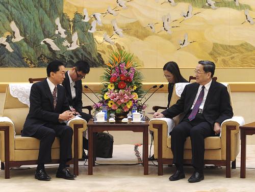 12月24日,全国政协主席俞正声在北京会见应中国人民对外友好协会邀请来访的日本前首相鸠山由纪夫。新华社记者 饶爱民 摄