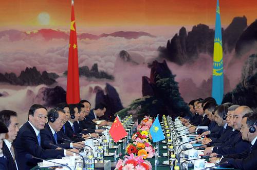 12月4日,中国和哈萨克斯坦合作委员会第五次会议在北京举行。会议由委员会双方主席中国国务院副总理王岐山和哈萨克斯坦第一副总理舒克耶夫共同主持。 新华社记者谢环驰摄