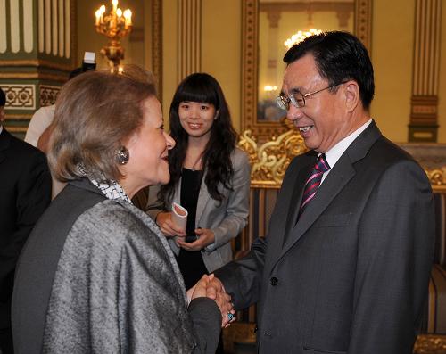 当地时间6月15日,中共中央政治局常委、中央纪委书记贺国强在开罗会见埃及政府国际合作部部长纳贾。 新华社记者刘建生摄